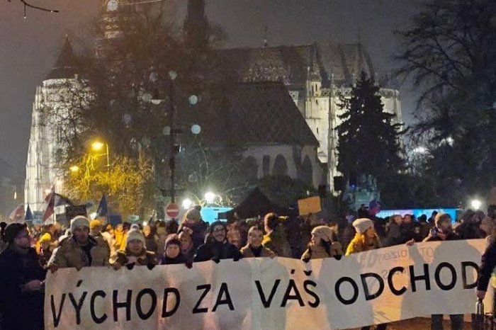 Ilustračný obrázok k článku V Košiciach mohlo byť na proteste až 15-tisíc ľudí: Východ je za váš odchod, odkazujú