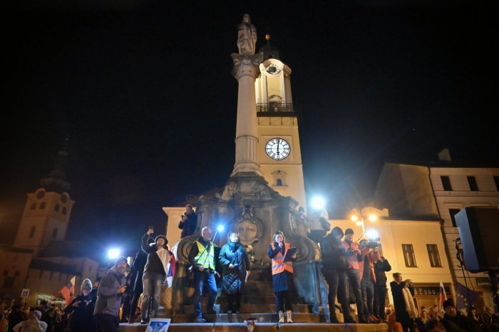 Ilustračný obrázok k článku Piatkový PROTEST bude bez OBMEDZENÍ: Vystúpia zástupcovia cirkví, študenti aj novinár