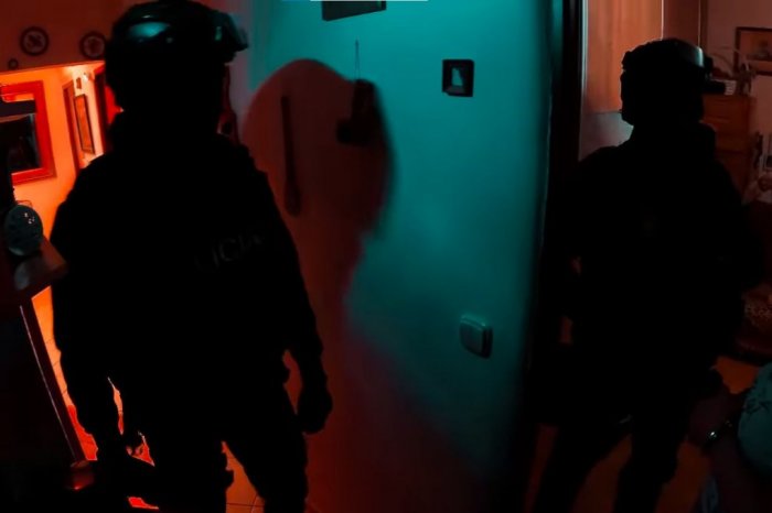 Ilustračný obrázok k článku Dráma v malej obci, zasahujú tam KUKLÁČI: V dome sa zabárikadoval OZBROJENÝ muž!