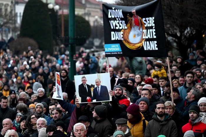 Ilustračný obrázok k článku Transparenty Prešovčanov na POKOJNOM proteste: Pán premiér, my nikam neodchádzame! FOTO