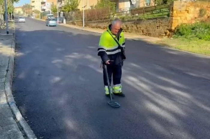 Ilustračný obrázok k článku BABRÁCI roka: Rýchlo opravovali cestu, ZABETÓNOVALI aj kanály! Potom ich hľadali detektorom