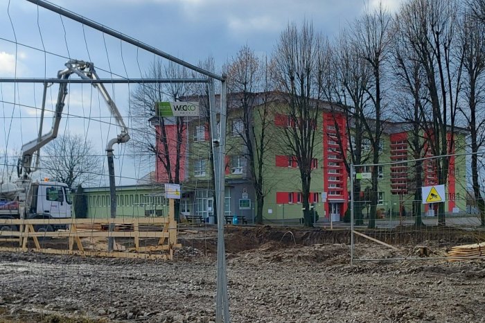 Ilustračný obrázok k článku Kedy má byť otvorená? V Ruskove stavajú NOVÚ budovu škôlky, zmestí sa tam 125 detí