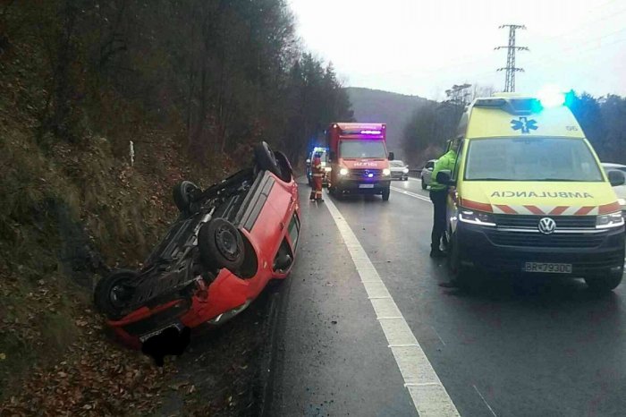 Ilustračný obrázok k článku Pri Medzibrode skončilo auto na streche: VYSLOBODZUJÚ zakliesnenú osobu, FOTO