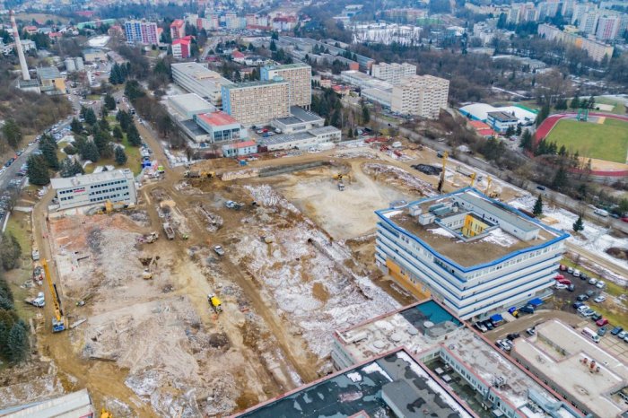 Ilustračný obrázok k článku Výstavba NOVEJ nemocnice pokračuje: Čo sa AKTUÁLNE deje v areáli? FOTO