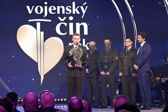 Laureát Dominik Jurko pri preberaní ocenenia Vojenský čin roka