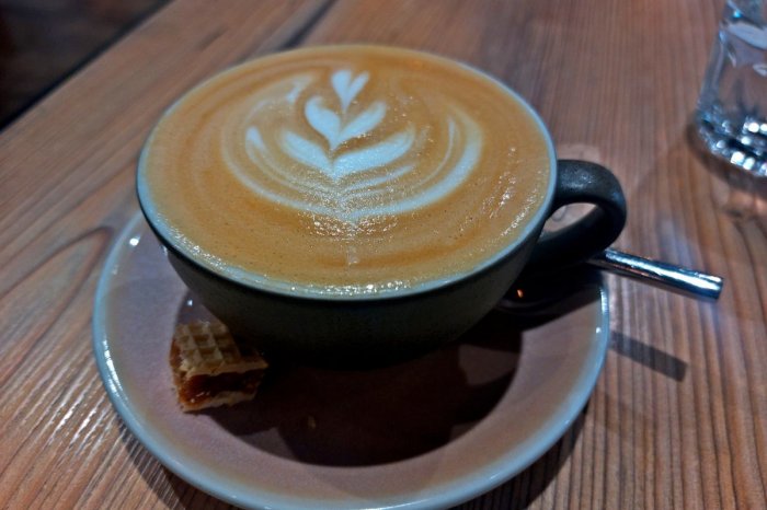 Martinus ponúka naozaj skvelé capuccino. K tomu prostredie s vôňou kníh.