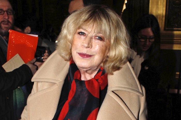 Ilustračný obrázok k článku Fanúšikovia smútia: ZOMRELA legendárna britská speváčka a herečka (†78)