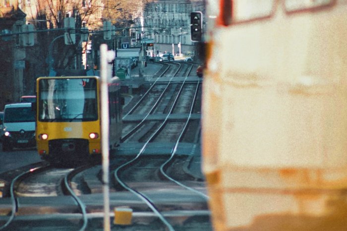 Ilustračný obrázok k článku Hádka a potom SMRŤ na koľajniciach: Tínedžer (13) sotil chlapca (†12) rovno pod električku!