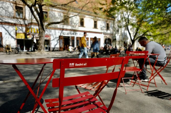 Ilustračný obrázok k článku Jar sa nezadržateľne blíži: Do ulíc Bratislavy sa vrátia červené stoličky Sadni si!