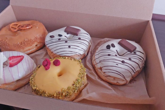 Príjemným dezertom obede naslano môže byť donutová kalorická maškrta.