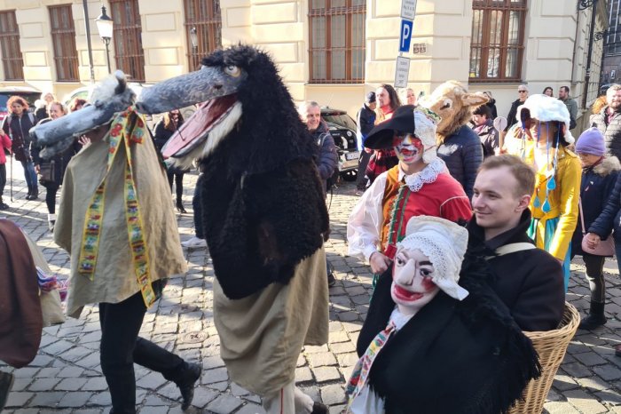 Ilustračný obrázok k článku Malebná obec oživí FAŠIANGOVÉ zvyky: Láka na DOBROTY, sprievod MASIEK aj FOLKLÓR