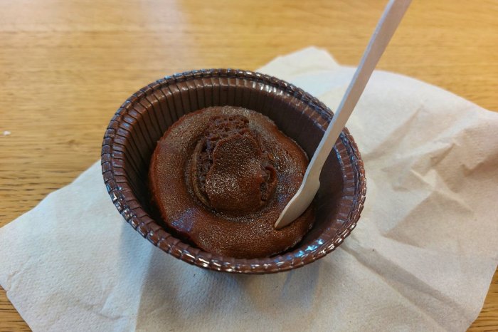 Nielen burgre a hranolky. V Burger kingu majú aj lávový koláč, no bol akosi bez lávy.