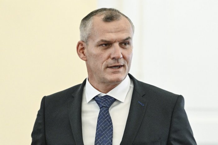 Ilustračný obrázok k článku Ďalšia zmena: Malatinec VYSTÚPIL z klubu strany Hlas-SD a pridal sa k HULIAKOVCOM