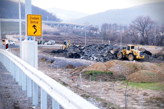 Ilustračný obrázok k článku Vyše 430 pracovníkov zarezáva aj v zime: TAKTO vzniká NAJDLHŠIA slovenská estakáda