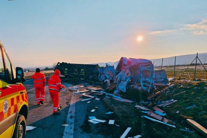 Ilustračný obrázok k článku HROZIVÁ nehoda UZAVRELA cestu R1: Ako došlo k zrážke kamióna s dodávkou? FOTO