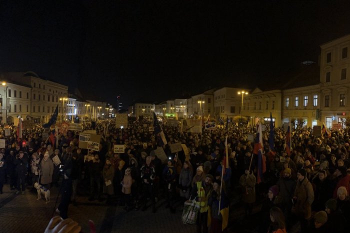 Ilustračný obrázok k článku Bystricou POCHODOVALI tisíce ľudí: Podľa polície nedošlo k NARUŠENIU verejného poriadku