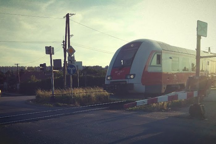 Ilustračný obrázok k článku O TOMTO ste vedeli? Detail na železničnom priecestí vám môže ZACHRÁNIŤ život