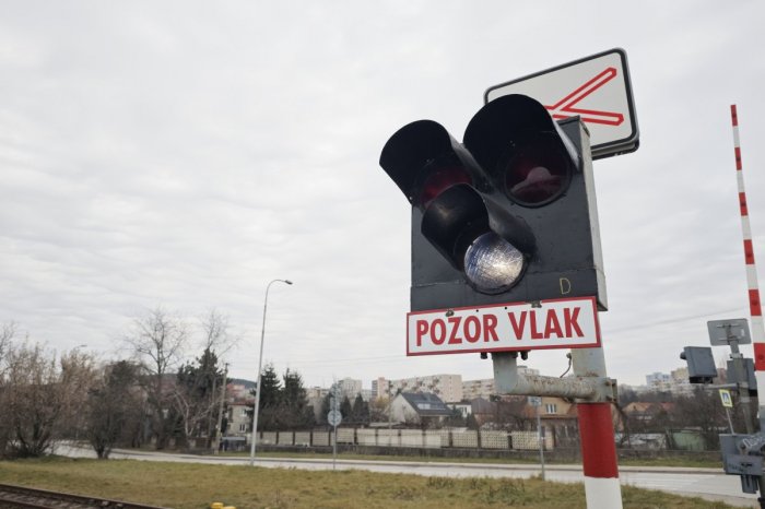 Ilustračný obrázok k článku Železničné priecestie v Poprade ÚPLNE uzatvoria: Vodičov žiadajú NEVYUŽÍVAŤ panelovú cestu