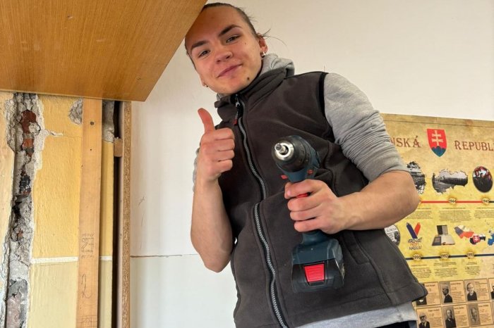 Ilustračný obrázok k článku To je NÁDHERA: Mladí majstri na východe svojpomocne SKRÁŠĽUJÚ svoju školu