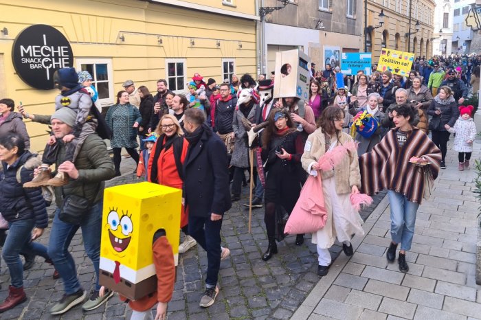 Ilustračný obrázok k článku Zapisujte si do kalendárov! Prichádzajú Bratislavské fašiangy: Lákajú aj na SPRIEVOD