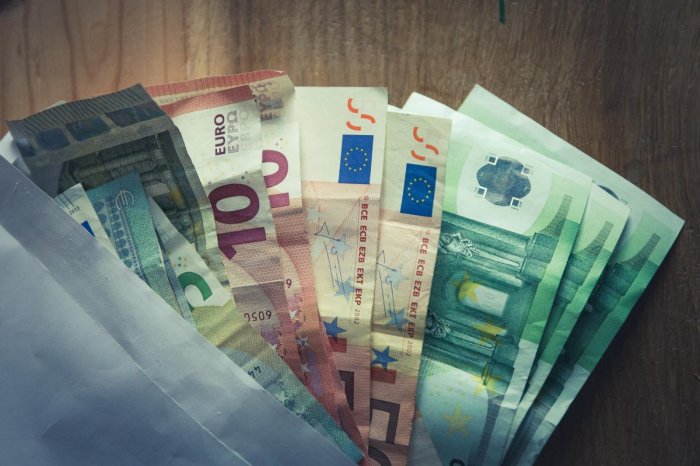 Ilustračný obrázok k článku NEUVERITEĽNÝ prípad spod Tatier: Dievča vyhodilo maminu pokladničku, boli tam TISÍCKY eur