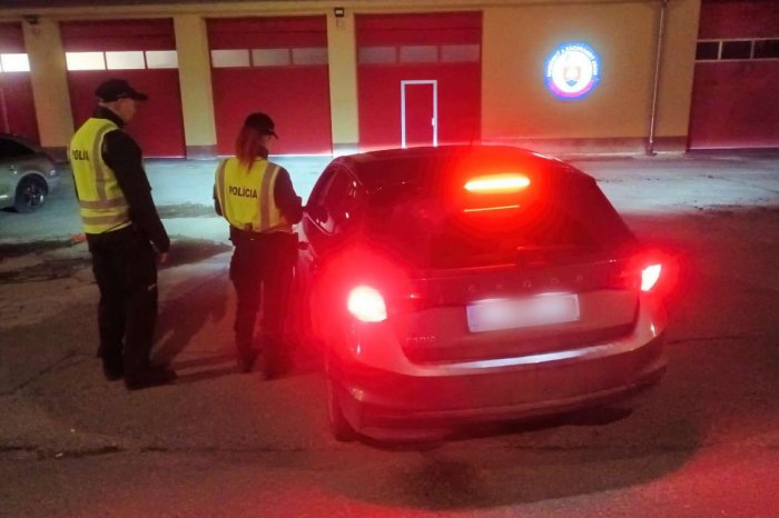 Ilustračný obrázok k článku Vodič v Lendaku narazil do chodkyne otvorenými dverami: Následne jej prešiel po nohe