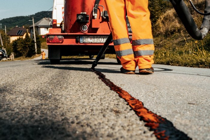 Ilustračný obrázok k článku Cestujete pred VÍKENDOM? Majte sa na POZORE, cestári upozornili na 14 úsekov v kraji