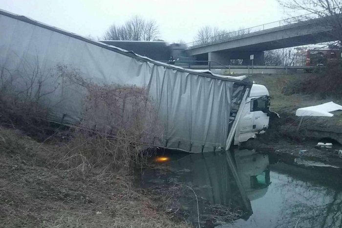 Ilustračný obrázok k článku HOROROVÁ nehoda na D1: V havarovanom kamióne bol uväznený človek!