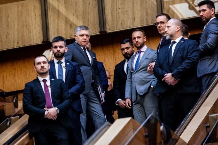 Ilustračný obrázok k článku Vládna telenovela s názvom Pošta pre teba, Beňová Dankovi odkázala, aby sa POZBIERAL