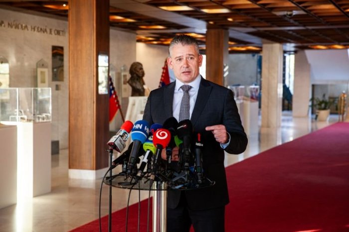 Ilustračný obrázok k článku Premiér podľa Mikulca klame, letecký útvar NEMÔŽE vystaviť letenku Ficovej mame