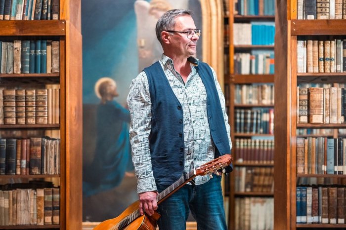 Ilustračný obrázok k článku Východ naňho môže byť právom hrdý: Textár Vlado Krausz je NOMINOVANÝ na prestížne ocenenie