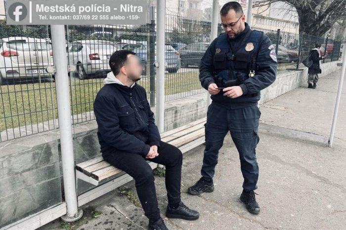 Ilustračný obrázok k článku Muž s RANOU na hlave utiekol z NEMOCNICE! Našli ho na zastávke autobusu