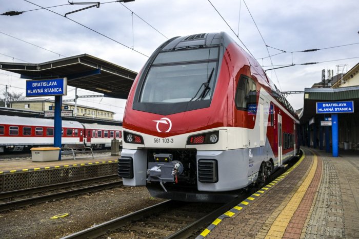 Ilustračný obrázok k článku Ďalšie ZDRAŽOVANIE vo vlakoch! Za SMS lístky si už o niekoľko dní výrazne PRIPLATÍME