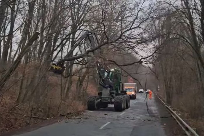 Ilustračný obrázok k článku Krajskí cestári sa pochválili NOVINKOU: Na cesty vyrazili harvestory, VIDEO