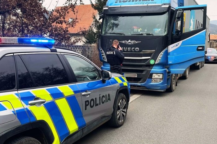 Ilustračný obrázok k článku Policajti zabránili možnej TRAGÉDII: Poškodený kamión narážal do zvodidiel, FOTO