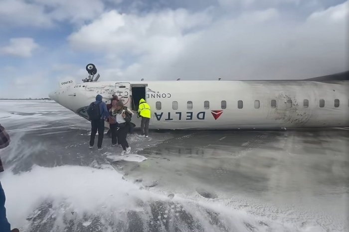 Ilustračný obrázok k článku HOROROVÁ nehoda: Pri pristávaní sa PREVRÁTILO lietadlo! VIDEO