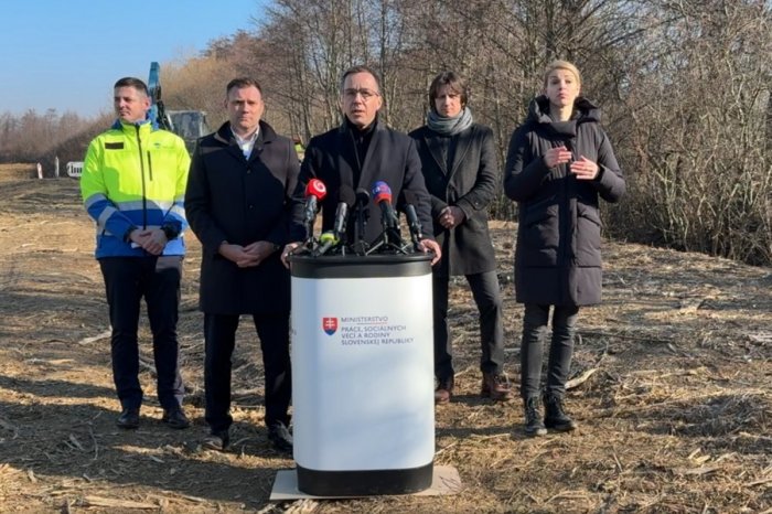 Ilustračný obrázok k článku Práca namiesto dávok! Minister predstavil PILOTNÝ projekt: Nezamestnaní budú ČISTIŤ rieky