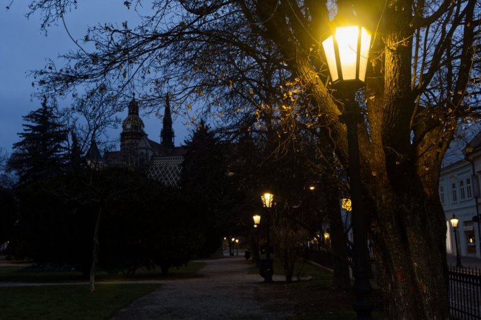 Ilustračný obrázok k článku Košičania, všimli ste si? Na Hlavnej i v parku je VIAC vidno, vymenili tam svietidlá