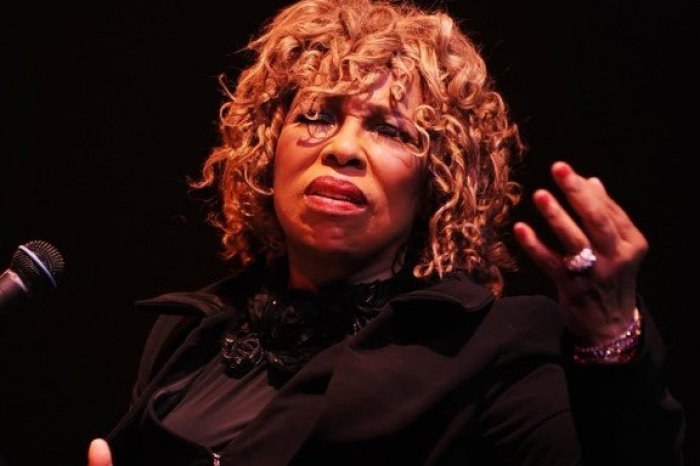 Ilustračný obrázok k článku Jej HIT pozná každý na svete: V 88 rokoch zomrela legendárna speváčka Roberta Flack