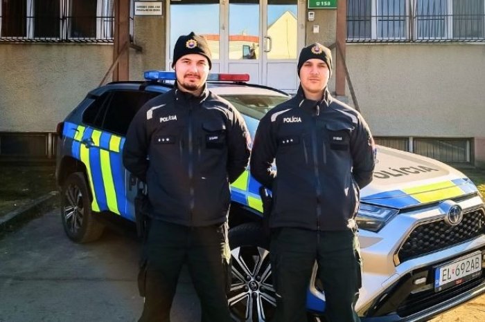 Ilustračný obrázok k článku Policajti zasiahli v PRAVÝ čas: Vnikli do bytu a ZACHRÁNILI život muža