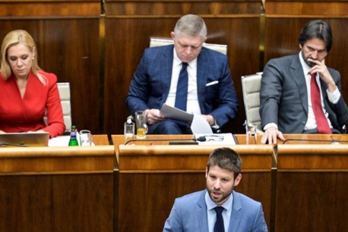 Ilustračný obrázok k článku Zlepenec a Ficov CHAOS? Jediným východiskom z krízy sú predčasné voľby, tvrdí Šimečka