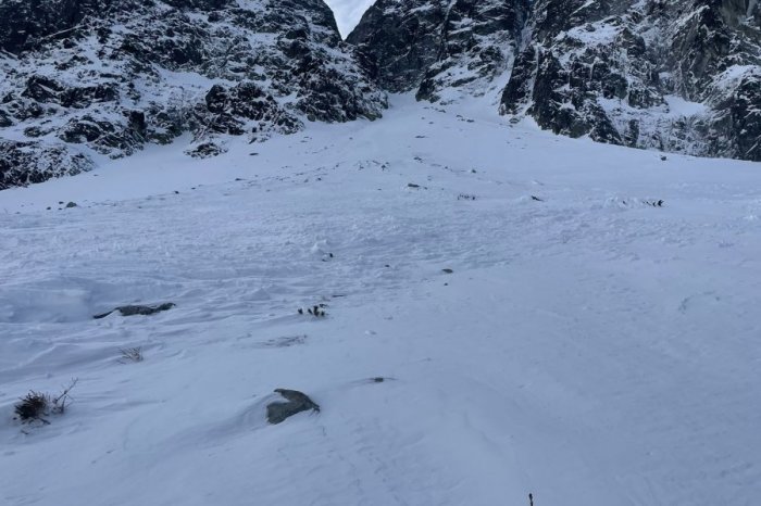 Ilustračný obrázok k článku DRAMATICKÉ momenty v Tatrách: LAVÍNA strhla DVOCH horolezcov, žena skončila pod snehom