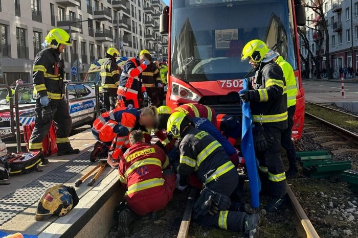 Ilustračný obrázok k článku NEŠŤASTIE v Bratislave: Električka ZRAZILA mladého muža (24)