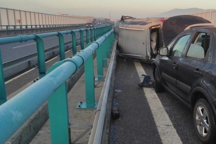 Ilustračný obrázok k článku Na R1-tke sa zrazili 4 AUTÁ: Jedno začalo HORIEŤ! Doprava je OBMEDZENÁ