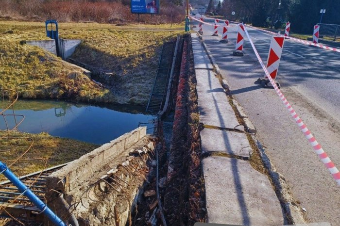 Ilustračný obrázok k článku Polícia UPOZORNILA vodičov aj chodcov: Na lučeneckom moste sa ZRÚTILO zábradlie, FOTO
