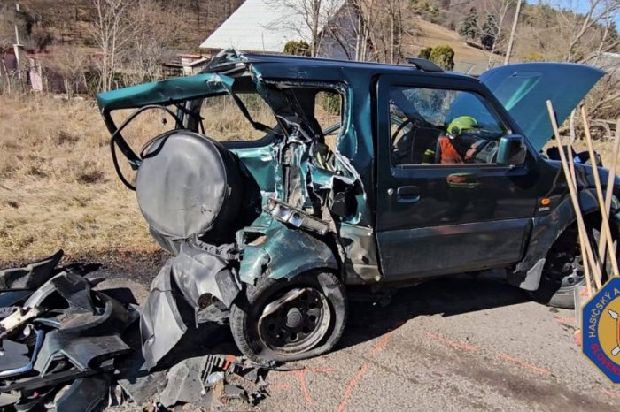 Ilustračný obrázok k článku DESIVÉ zábery zo zrážky 3 áut: ZRANILO sa niekoľko osôb, jednu museli vyslobodzovať, FOTO