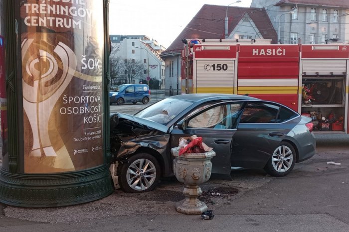 Ilustračný obrázok k článku Na Hviezdoslavovej došlo k HROZIVEJ nehode: V aute bola po náraze zakliesnená osoba