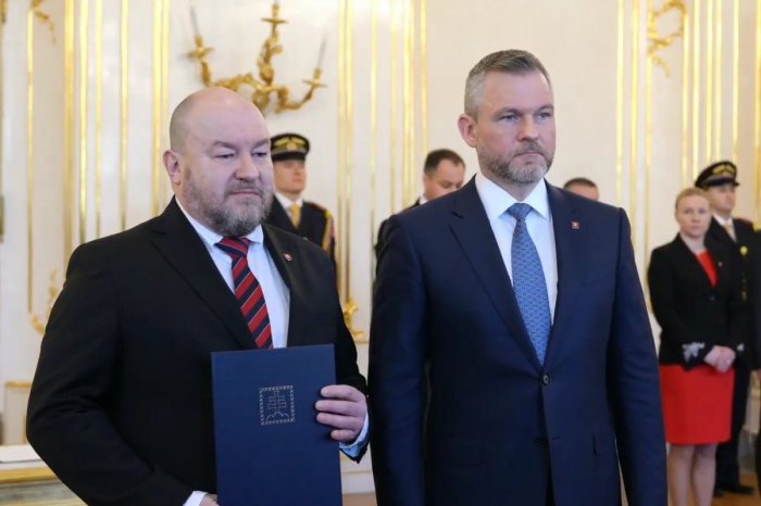 Ilustračný obrázok k článku A je hotovo: Pellegrini vymenoval Huliaka za nového MINISTRA cestovného ruchu a športu