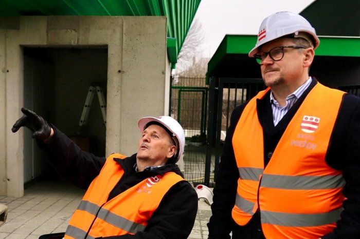 Ilustračný obrázok k článku Na takmer dokončenom štadióne Tatrana bol aj exprimátor Benč: Splnil si tým dávny sen