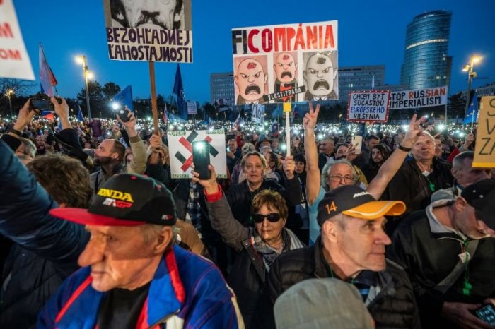 Ilustračný obrázok k článku Vyše polovica Slovákov si myslí, že protivládne protesty NIE SÚ riadené zo zahraničia